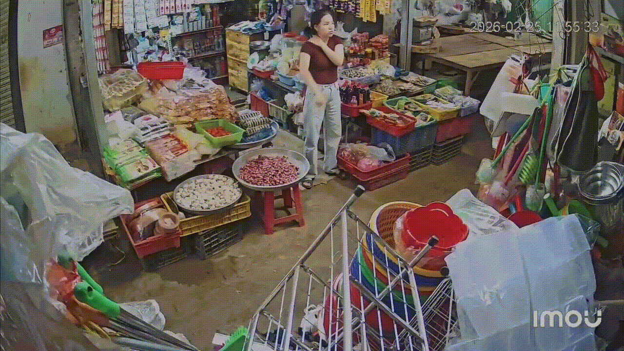 Camera ghi lại cảnh chị C. bất ngờ ngất xỉu, ngã xuống đất.