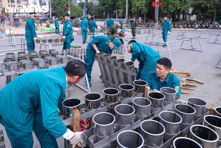 Các đơn vị chuẩn bị cho trận địa pháo hoa tại Hà Nội hồi tháng 2.