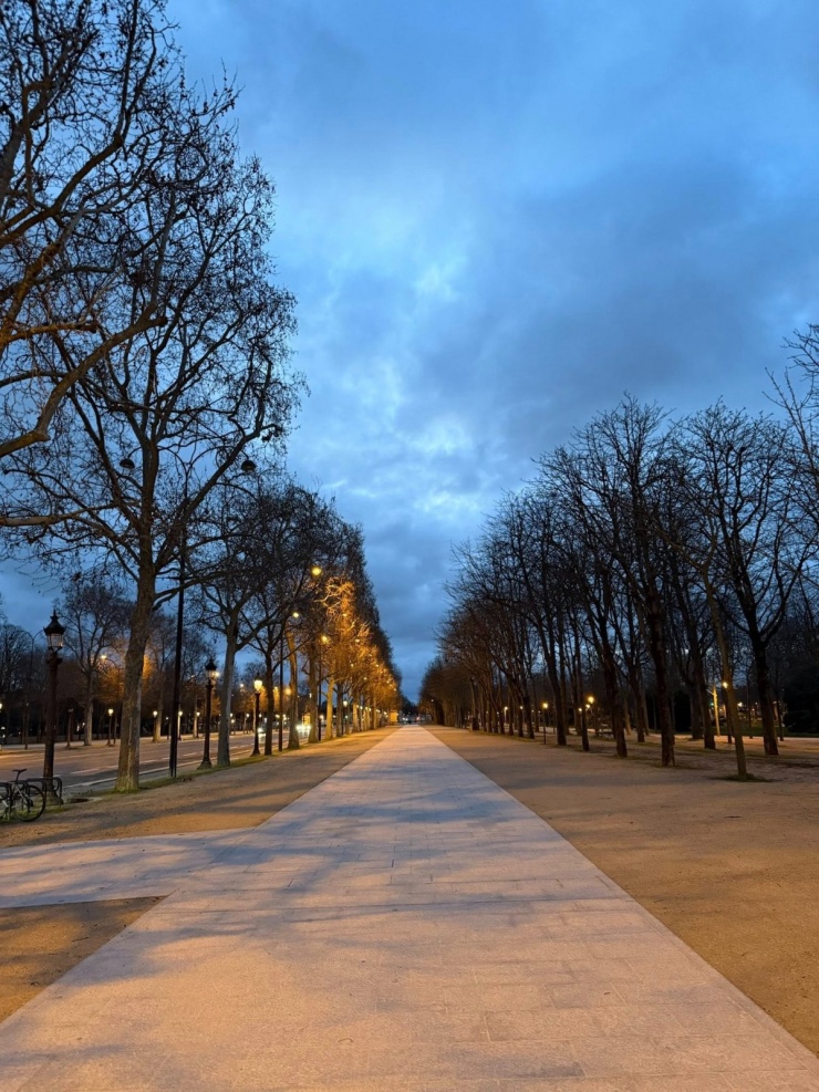 Nữ diễn viên cho biết do bị jetlag, chưa kịp thích ứng với múi giờ tại Paris - chậm hơn Việt Nam 6 tiếng vào mùa đông - nên cô tản bộ, khám phá thủ đô nước Pháp lúc tờ mờ sáng.