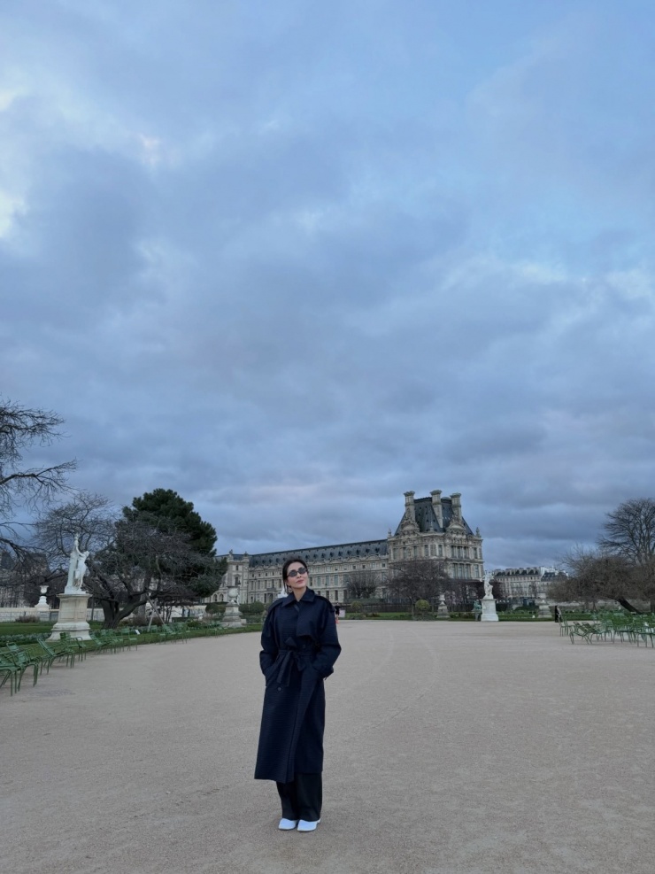 Cô check in với khung cảnh vườn Tuileries phía xa. Khu vườn có tuổi đời hơn 500 năm nằm giữa trung tâm thủ đô Paris, nối liền quảng trường Place de la Concorde với cung điện Louvre.