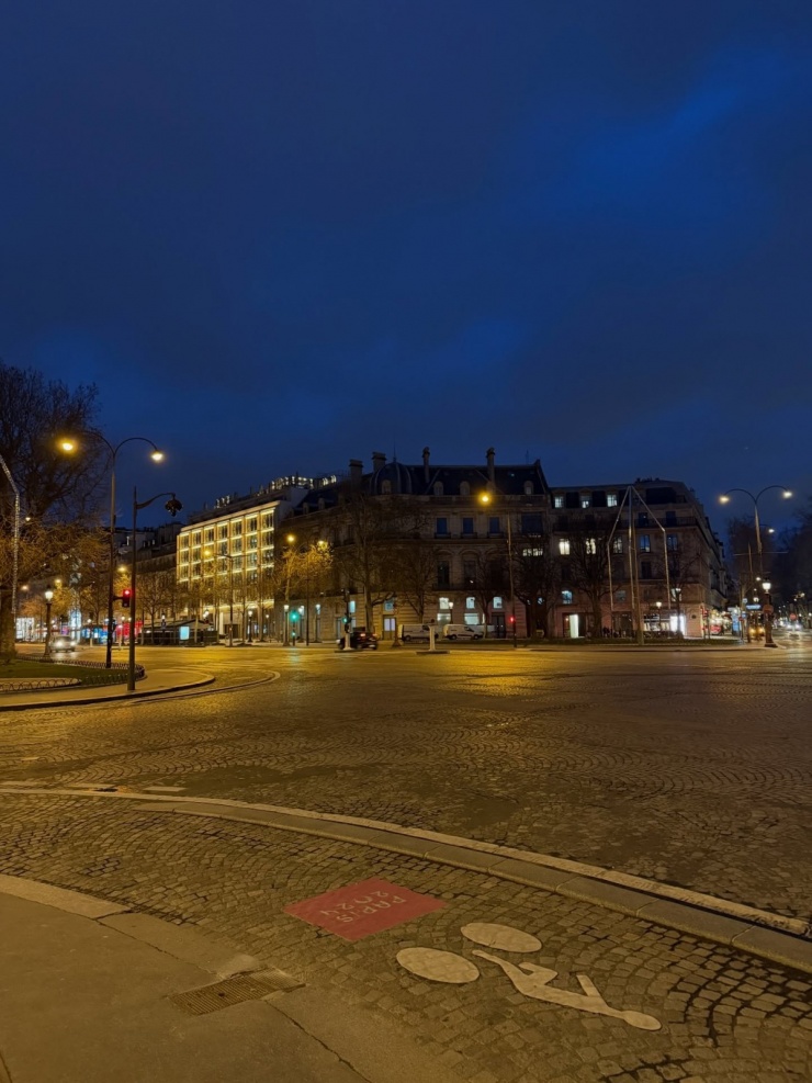 Hệ thống đèn đường và ánh sáng từ các tòa nhà tạo nên khung cảnh lãng mạn tại khu vực đại lộ Champs-Élysées.