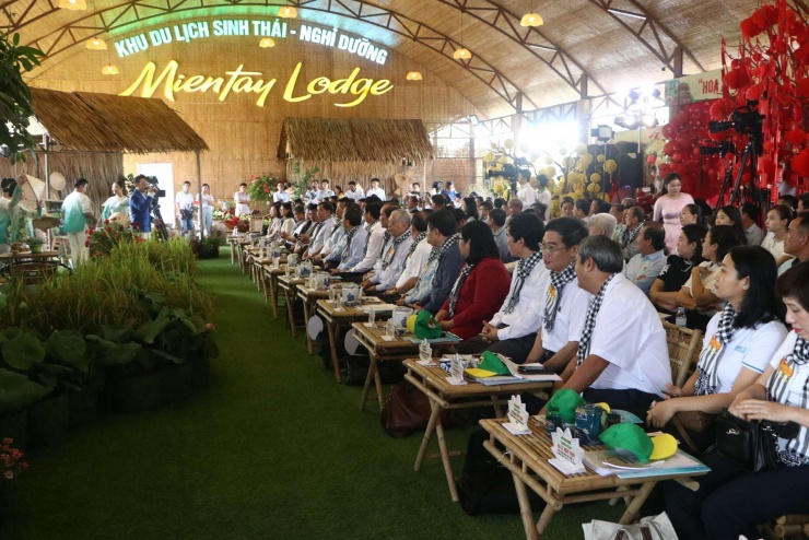 Tọa đàm “Người nông dân chuyên nghiệp: Làm nghề nông bằng tri thức – Đi xa bằng hợp tác” diễn ra tại tỉnh Đồng Tháp ngày 28/2. Ảnh: Quang Dương
