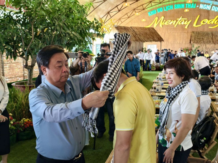 Ông Lê Minh Hoan tặng khăn rằn cho khách mời tham dự tọa đàm. Ảnh: Quang Dương
