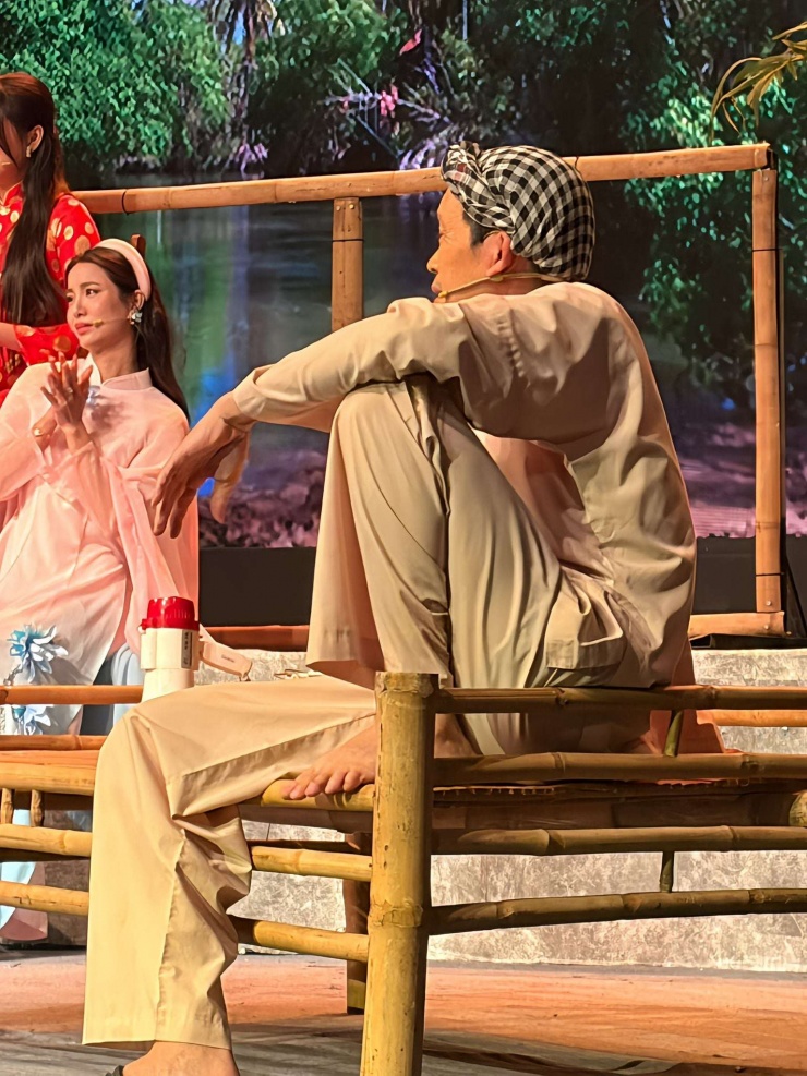 Dương Triệu Vũ chia sẻ hình ảnh của nghệ sĩ Hoài Linh trong một buổi biểu diễn gần đây. Ảnh: 