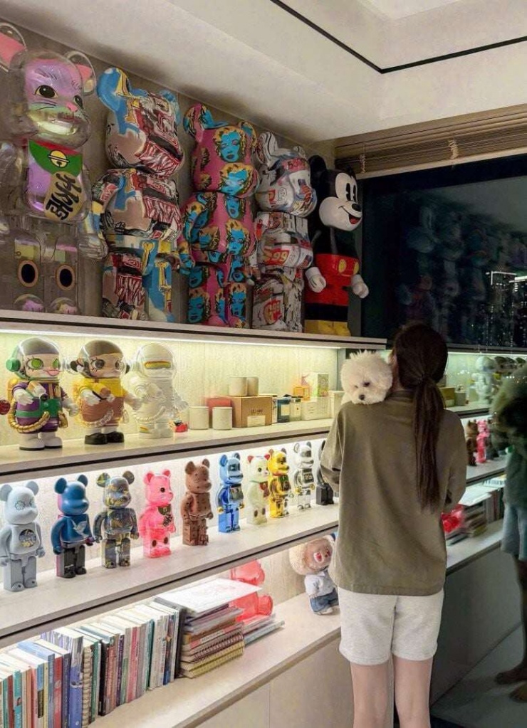 Điểm nhấn đắt giá nhất trong căn hộ chính là hệ tủ kính trưng bày hàng chục chú gấu Bearbrick đủ màu sắc và kích cỡ. Khu vực tủ trưng bày này được thiết kế như một showroom thu nhỏ, sắp xếp vô cùng bắt mắt với hệ đèn LED chạy dọc các ngăn kệ.