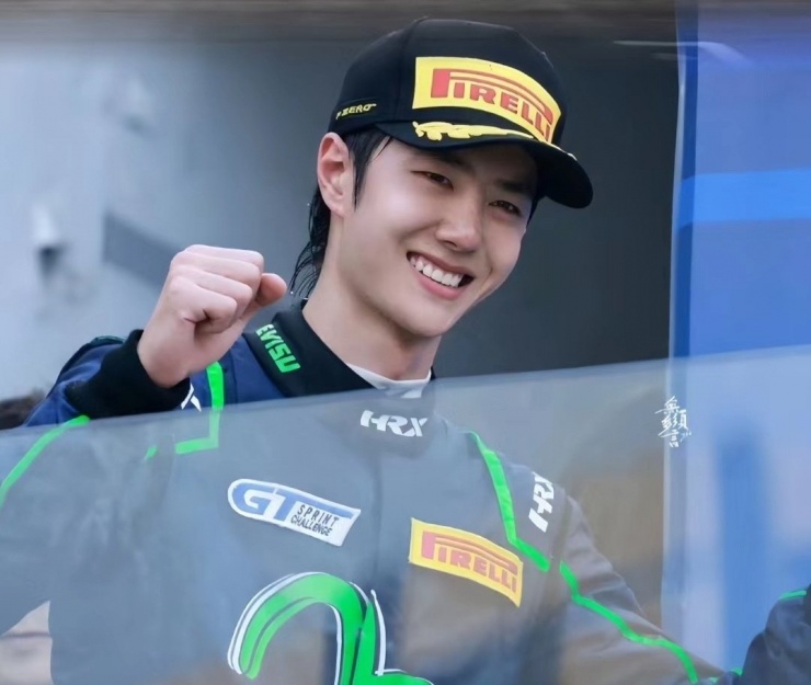 Nam diễn viên còn là tay đua xe chuyên nghiệp.