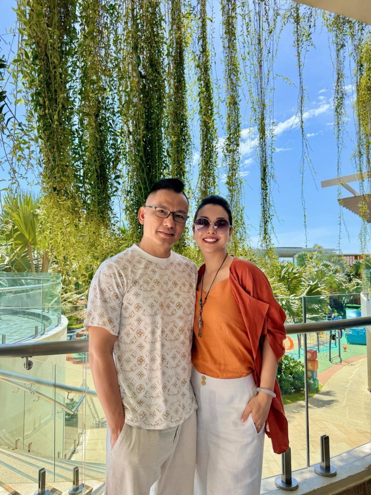 Jennifer Phạm bên chồng. 