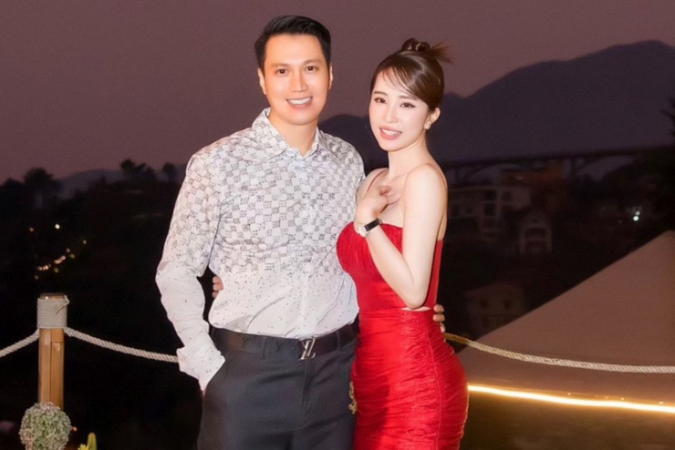 Cặp đôi Việt Anh - Quỳnh Nga "như hình với bóng" ở các sự kiện.