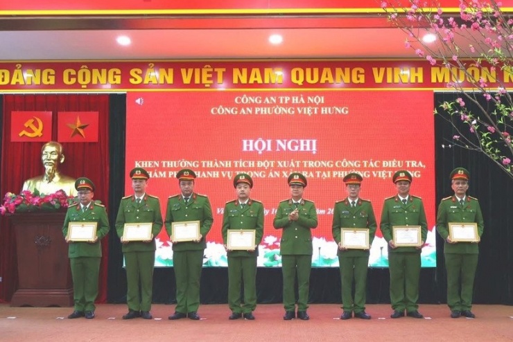 Các cá nhân, tập thể tham gia phá án được các cấp lãnh đạo thành phố và CATP Hà Nội trao khen