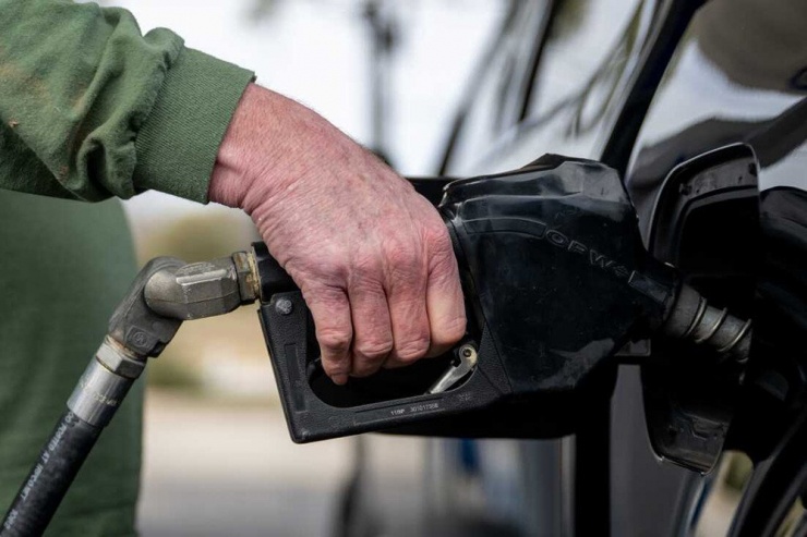 Giá dầu thế giới biến động mạnh. Ảnh: NT