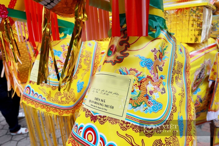 Vì sao nhiều người chi nửa triệu mua ngựa giấy đốt tại đền Quan Hoàng Mười (Hà Tĩnh)? - 9