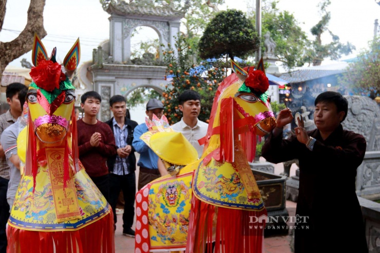 Vì sao nhiều người chi nửa triệu mua ngựa giấy đốt tại đền Quan Hoàng Mười (Hà Tĩnh)? - 10