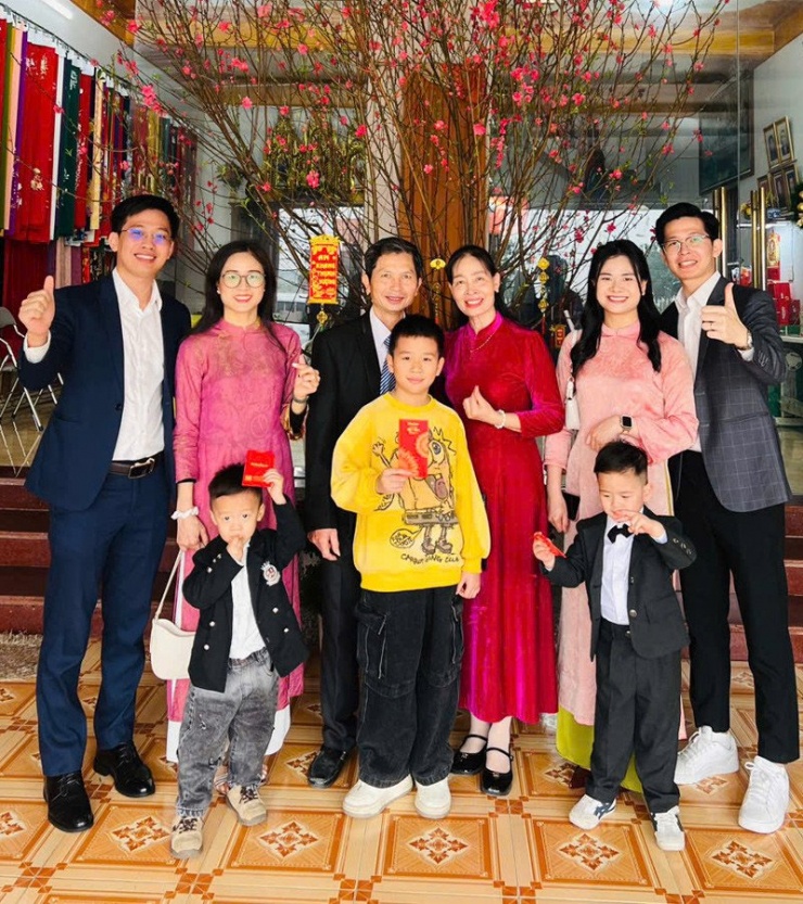 Khoảnh khắc hai cặp đôi sum họp bên gia đình&nbsp;