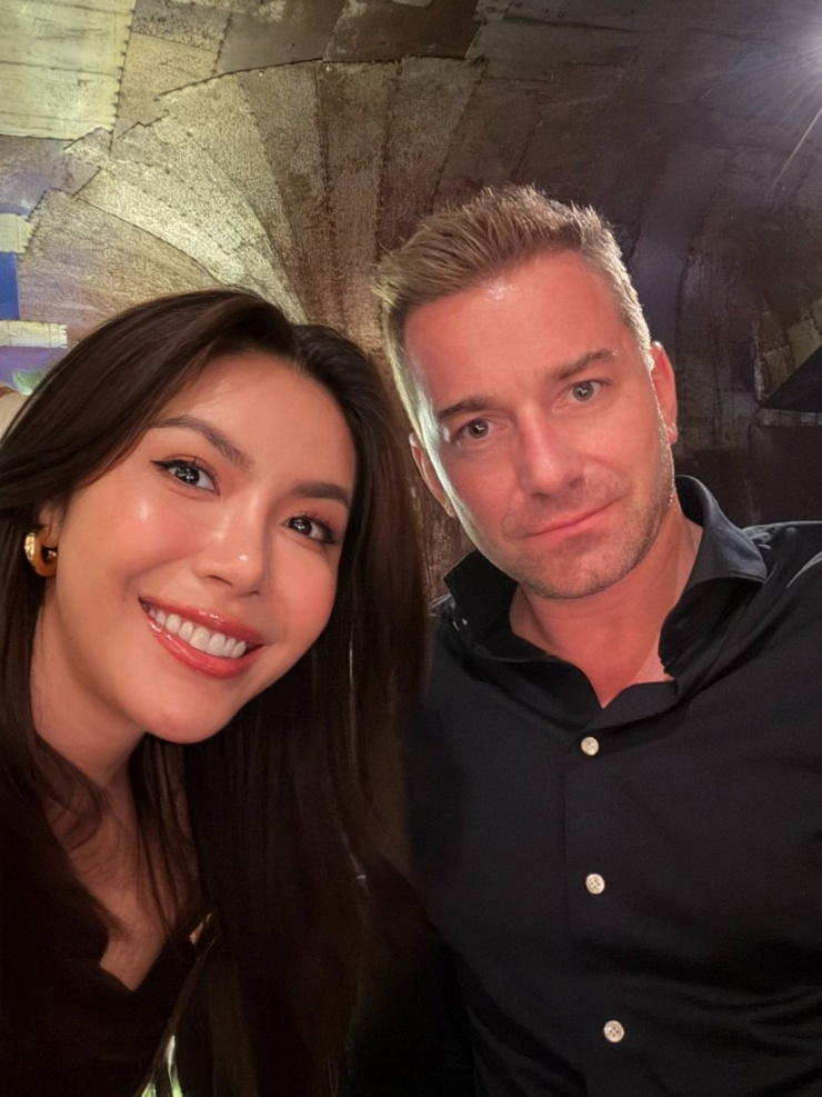 Minh Tú và chồng đi công tác ở Oman ngay sau Tết Nguyên đán.