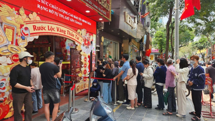 Người mua xếp hàng dài trong ngày nhiều dự báo giá vàng tăng mạnh tuần tới. Ảnh: Thái Nguyễn