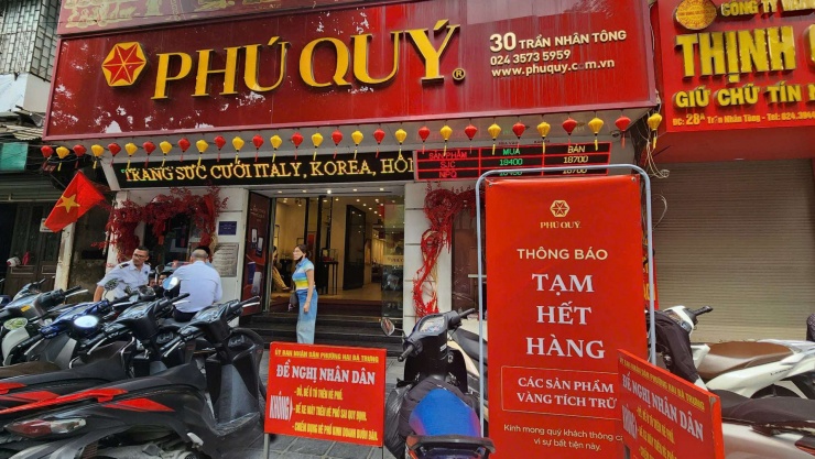 Cửa hàng Phú Quý cũng trong tình trạng hết hàng, phải dừng bán.&nbsp;Ảnh: Thái Nguyễn