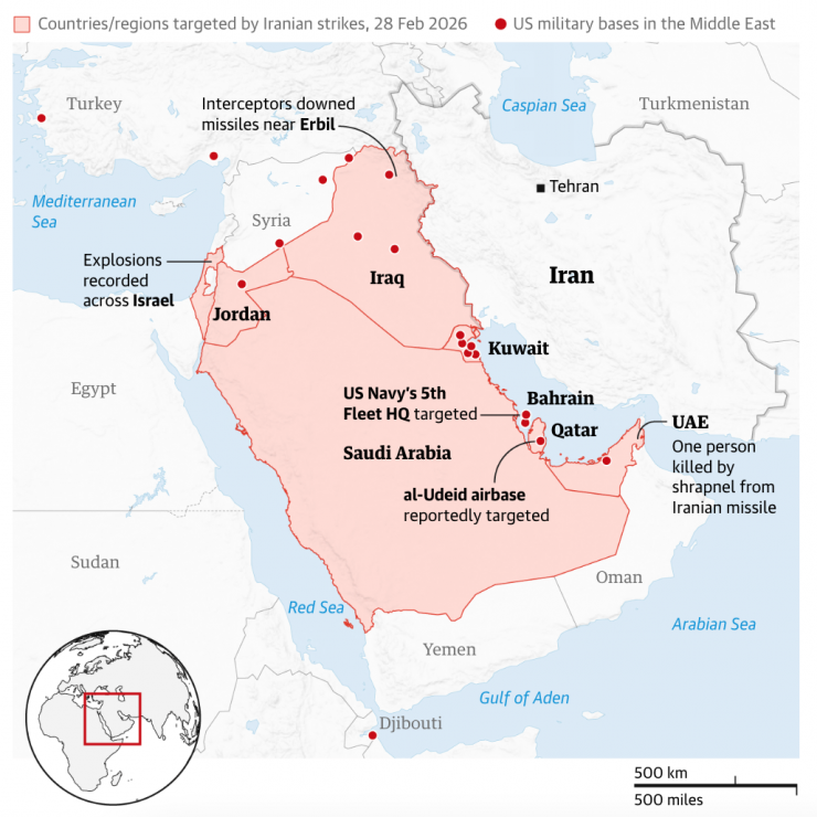 Các quốc gia và khu vực bị Iran tấn công hôm 28/2 (vùng màu hồng). Các căn cứ của Mỹ ở Trung Đông (chấm đỏ). Ảnh: The Guardian.