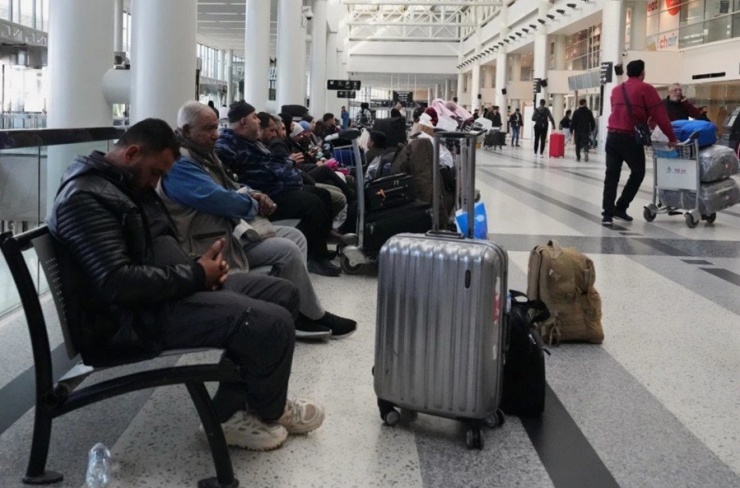 Hành khách bị hủy chuyến bay đang đợi ở sân bay tại Lebanon vào ngày thứ Bảy, 28/2. Ảnh: Hassan Ammar/ AP.