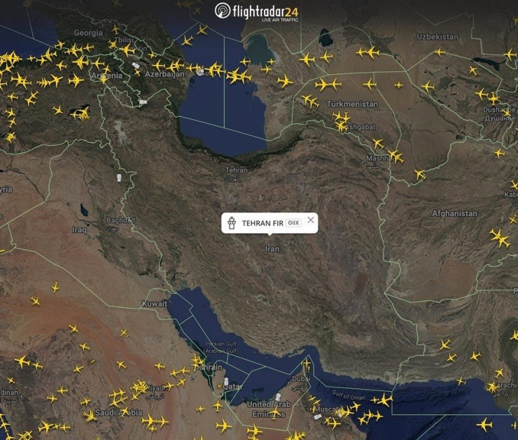 Rất nhiều chuyến bay phải bay vòng. Ảnh: FlighRadar24.
