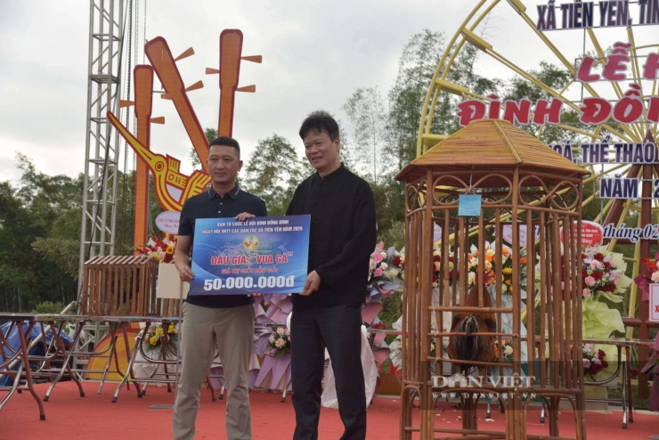 Đấu giá Vua gà tại Lễ hội đình Đồng Đình. Ảnh: Bùi My