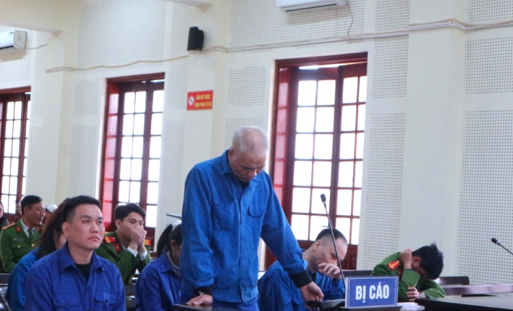 Bị cáo Hùng cúi đầu khi bị tuyên phạt mức án tử hình.