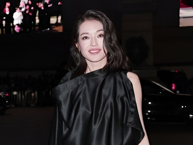 Thư Kỳ khiến fan hú hét khi xuất hiện như 'nữ tổng tài' ở Milan