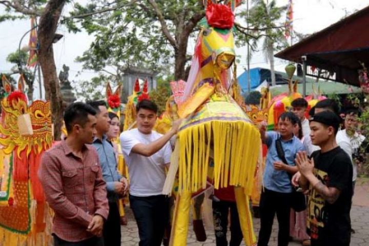 Vì sao nhiều người chi nửa triệu mua ngựa giấy đốt tại đền Quan Hoàng Mười (Hà Tĩnh)?