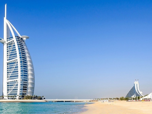 Khách sạn biểu tượng của Dubai cháy do trúng mảnh vỡ từ drone Iran