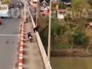 CLIP: Camera ghi lại cảnh nam thanh niên nhảy sông mất tích