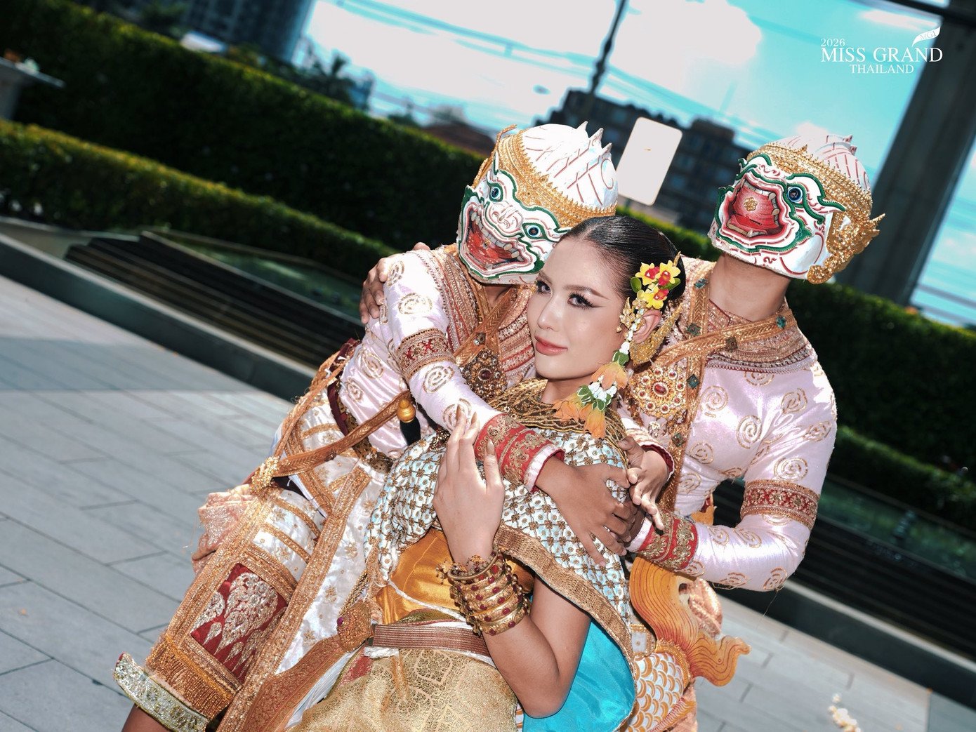 Thí sinh Hoa hậu Hòa bình Thái Lan làm đủ trò lố - 1