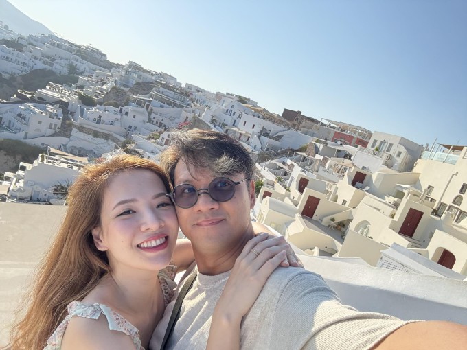 Đan Lê bày tỏ tình yêu với ông xã Khải Anh trong sinh nhật của anh. Sau 20 năm bên nhau, cặp sao vẫn giữ được tình cảm ngọt ngào, mặn nồng như thuở ban đầu.