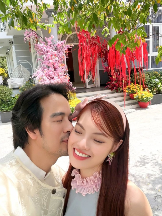 Diễn viên Đoàn Minh tài bày tỏ tình cảm với bà xã và cho biết đây là cái Tết ba mẹ vui nhất vì nhà có thêm thành viên mới là con dâu út.