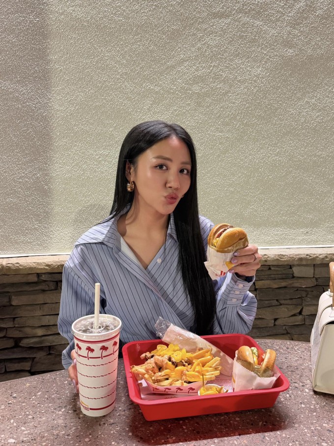 Văn Mai Hương thu hút hàng nghìn lượt "thích" với bức ảnh thưởng thức đồ ăn nhanh kèm câu nói được viral của cô trong phim "Thỏ ơi": "Số những con đàn bà giỏi thường ăn hamburger một mình".