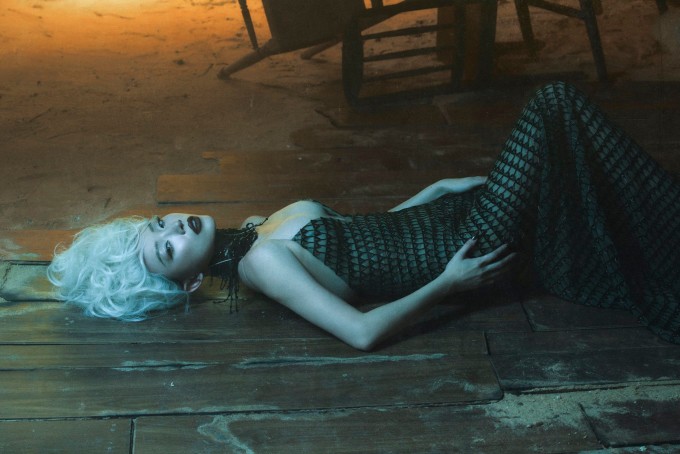 Ca sĩ Tóc Tiên khoe vẻ gợi cảm với váy hai dây trong bộ ảnh mới thực hiện. Cô được nhận xét ngày càng sexy, táo bạo sau khi ly hôn Hoàng Touliver.