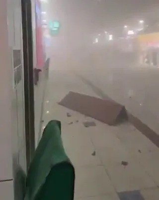 Khói và mảnh vỡ có thể được nhìn thấy bên trong nhà ga sân bay Dubai. Ảnh: X