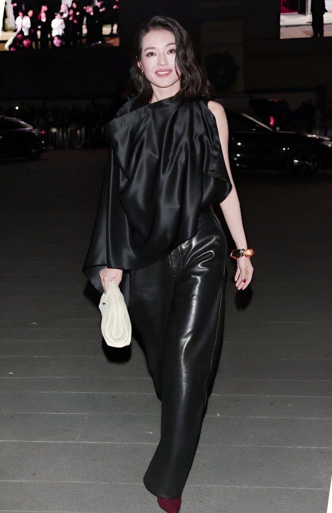 Thư Kỳ khiến fan hú hét khi xuất hiện như 'nữ tổng tài' ở Milan - 1