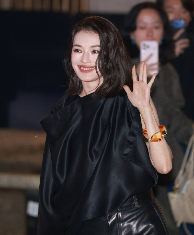 Các bình luận trên Weibo khen ngợi Thư Kỳ có 'vẻ thanh lịch tự nhiên', 'phong thái rất cuốn hút', còn bông đùa 'Cô Lâm không thấy mệt mỏi vì quá xinh đẹp suốt bao nhiêu năm qua sao?'.