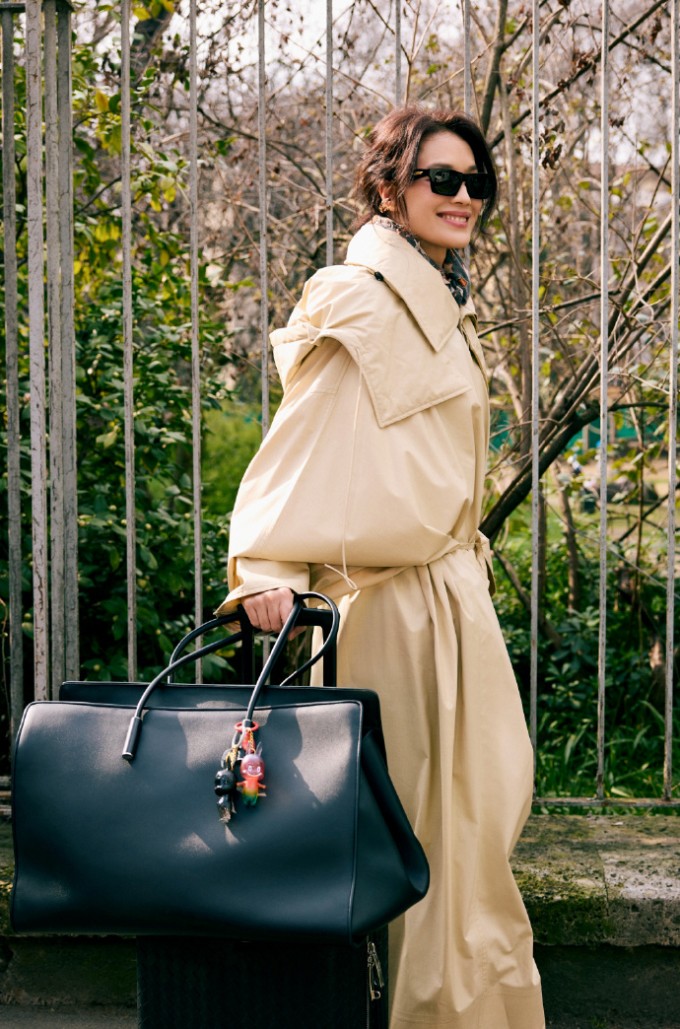 Một ngày trước đó, ngôi sao xuất hiện ở Milan với phong cách thanh lịch. Cô xách chiếc túi xách Barbara nằm trong bộ sưu tập mới của nhãn hàng.