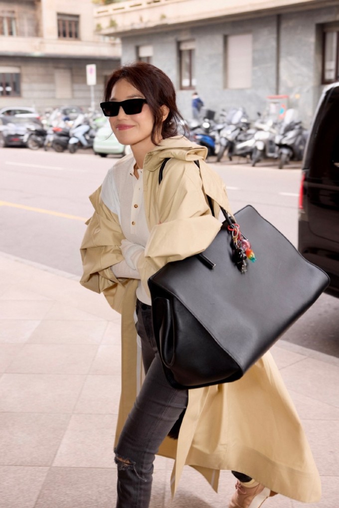 Ngôi sao tỏa sáng trong trang phục đường phố.