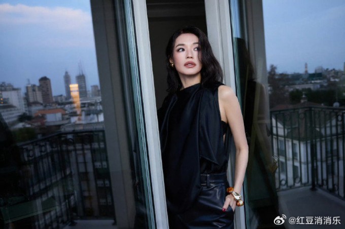 Thư Kỳ khiến fan hú hét khi xuất hiện như 'nữ tổng tài' ở Milan - 5