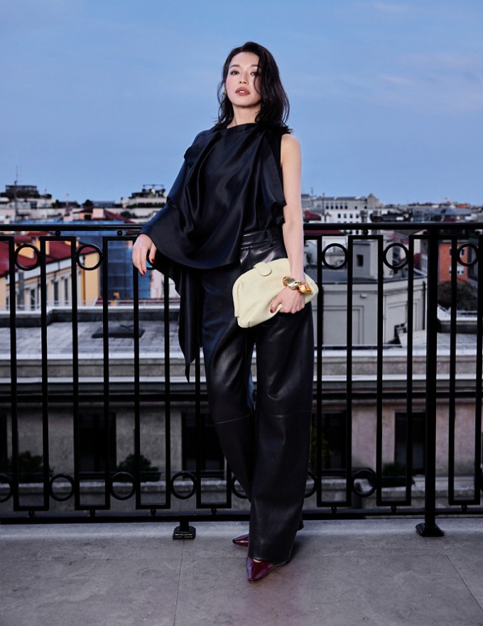 Thư Kỳ chụp ảnh bên lề sự kiện.