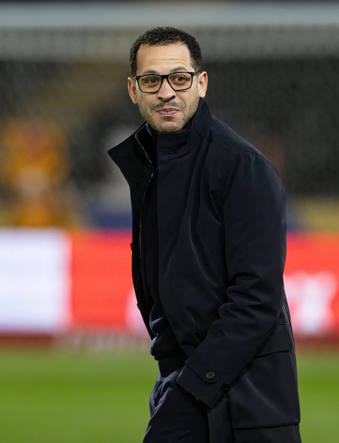 HLV Liam Rosenior của Chelsea có thể thách thức sự thống trị của Arsenal khi 2 đội gặp nhau tại vòng 28 Ngoại hạng Anh tối 1-3. (Ảnh: SunSport)