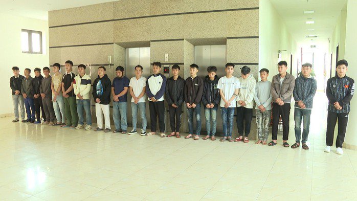 Nhóm thanh niên liên quan tới vụ việc tại xã Thanh Phong tại cơ quan công an. Ảnh: Công an Thanh Hóa