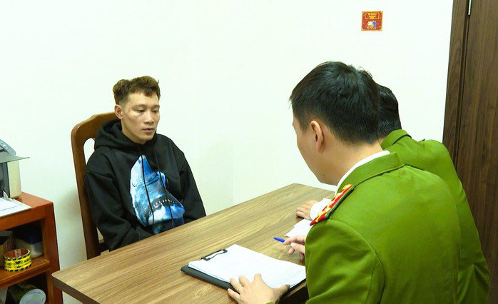 Đối tượng Lò Văn Khánh tung tin giả bị công an "tra tấn, đánh người nhập viện" làm việc với cơ quan công an. Ảnh: Công an Thanh Hóa