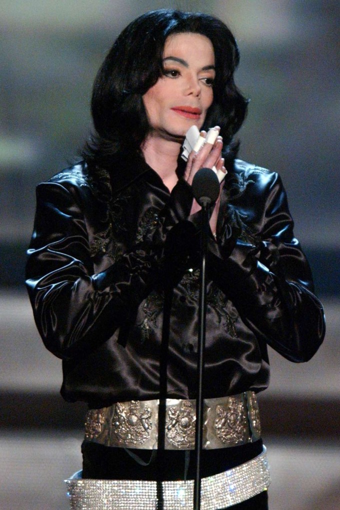 Michael Jackson ở lễ trao giải Radio Music Awards năm 2003. Ảnh: M. Caulfield