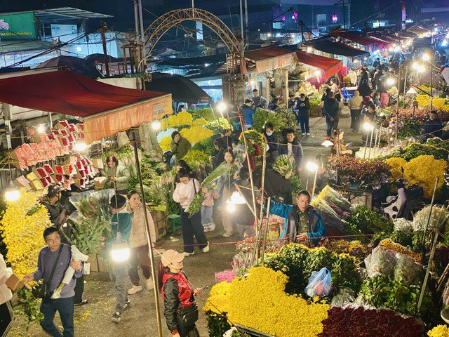 Trong tâm thức người Việt, Rằm tháng Giêng (Tết Nguyên tiêu) được xem là một ngày lễ quan trọng. Đây là dịp để mỗi gia đình bày tỏ lòng thành kính với tổ tiên và thể hiện mong ước về một năm bình an, may mắn.