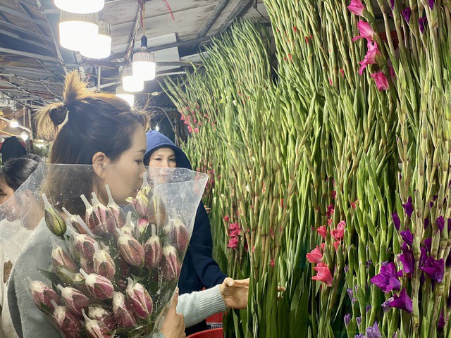 Hoa lay ơn có giá từ 12.000 - 20.000 đồng/bông; hoa ly có giá dao động khoảng 120.000 - 200.000 đồng/bó (5 - 10 cành) tùy loại và chất lượng.