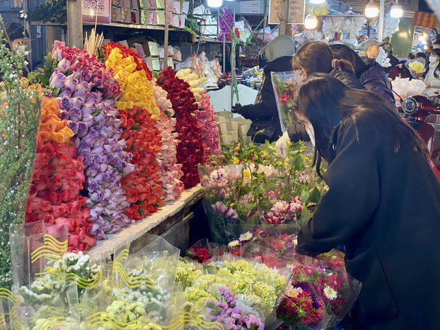 Theo khảo sát, tại các chợ dân sinh trên địa bàn thành phố Hà Nội, hoa cúc vàng giá dao động từ 10.000 - 20.000 đồng/bông, hoặc 90.000 - 150.000 đồng/bó (10 cành), tùy vào kích cỡ hoa; hoa cúc ba kích có giá từ 25.000 - 50.000 đồng/ bó (5 - 6 cành), tùy loại bông cánh đơn hoặc kép.