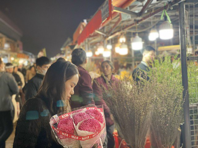 Đối với hoa cúng dịp này, hoa cúc, hoa lay ơn hay hoa ly là những loại hoa được ưu tiên lựa chọn.