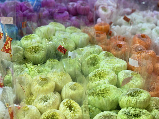 Theo nhiều tiểu thương bán hoa tại chợ Quảng An (Tây Hồ, Hà Nội) chia sẻ, giá các loại hoa vào các ngày rằm, mùng một sẽ nhỉnh hơn một chút so với ngày thường. Ra Tết giá của nhiều mặt hàng đã hạ nhiệt nên tạo điều kiện thuận lợi cho người dân mua sắm.